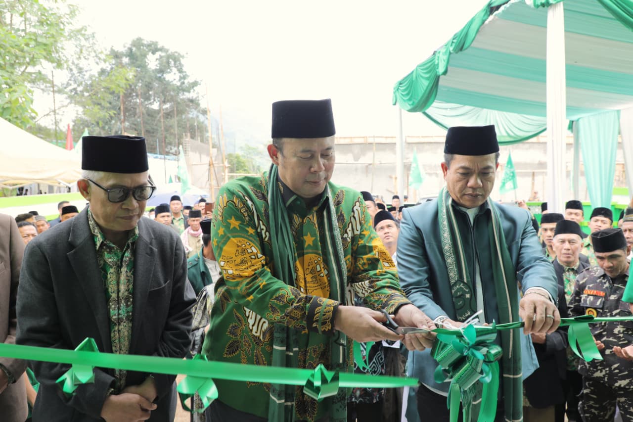 Bupati Bandung Apresiasi Aksi Nyata Kang Cucun Serahkan Bantuan Rumah Korban Longsor Arjasari 